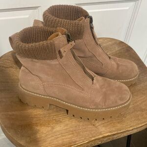 Water repellant taupe boots. Great condition